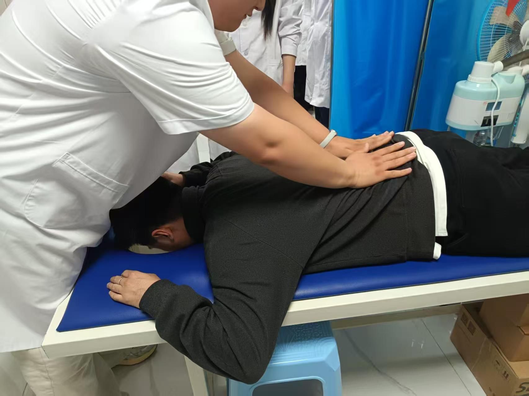 暖心服务送健康 理疗关爱润人心——学院工会携手学生社团开展健康理疗公益体验活动