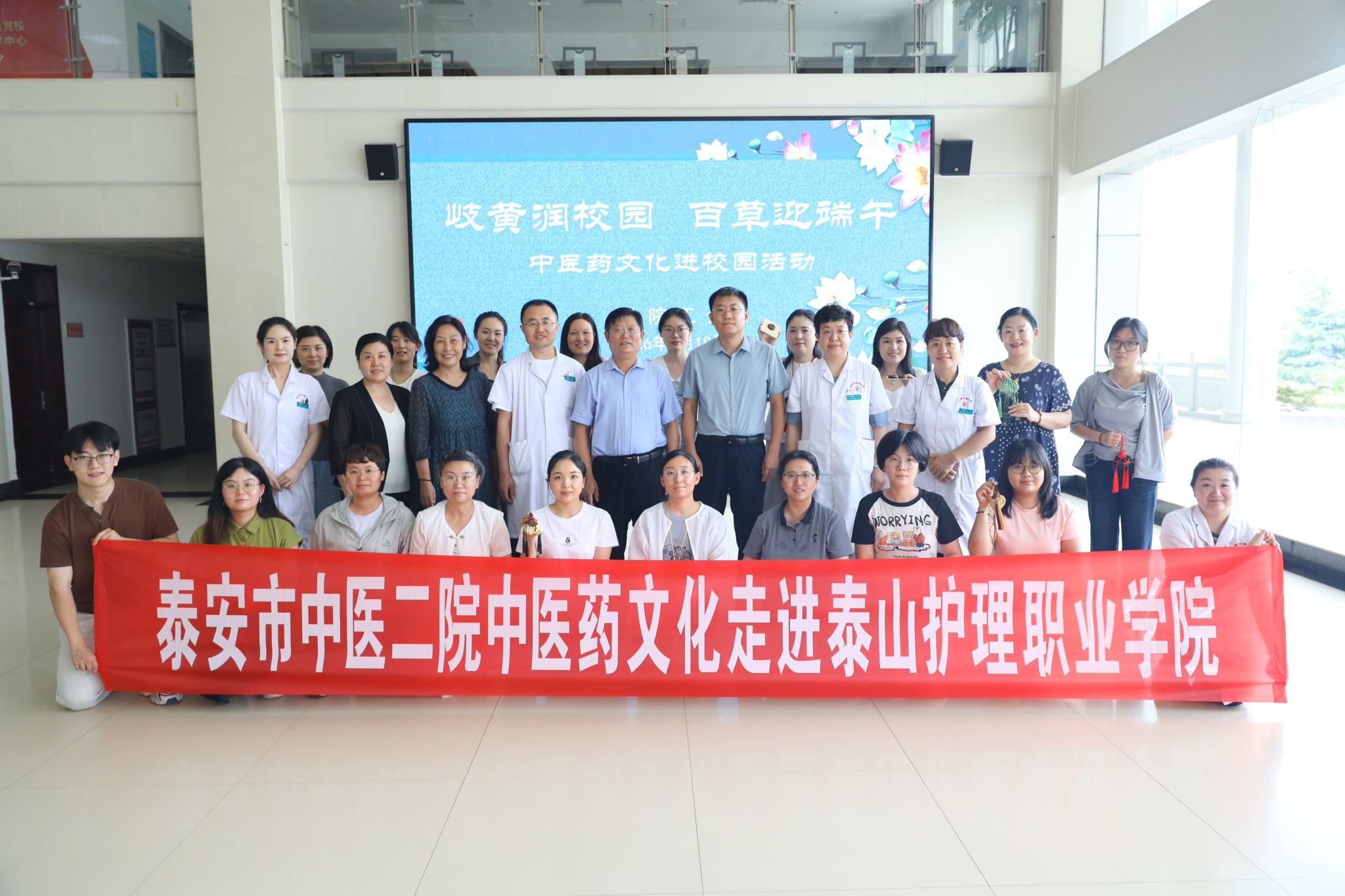岐黄润校园 百草迎端午 —— 学院开展中医药文化进校园主题活动
